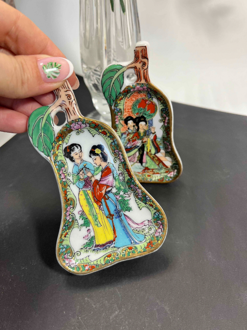 Плакетка в виде груши. Китай. Фарфор, деколь, золото, маркировка. Цена за 1шт. Картинка 4